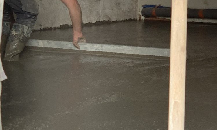 Coulage de dalle dans une maison par entreprise de rénovation vers Châbons 
